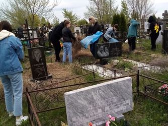 Александр Бондаренко помог провести субботник на местах воинских захоронений